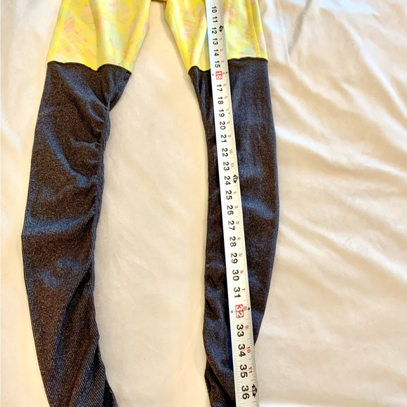 ALO YOGA Goddess Ruched Full Leggings Length Yellow Geometric Print Womens Sz XS - Picture 12 of 13